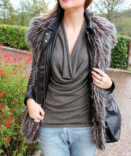 Outfit: Gilet di pelliccia ecologica e top in lurex Mia Wish