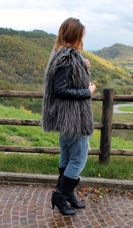 Outfit: Gilet di pelliccia ecologica e top in lurex Mia Wish