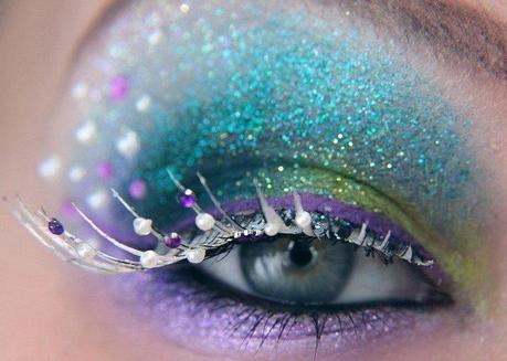 Il make-up delle feste: oro e glitter per un look da diva