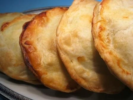 Per Natale prepariamo le Mini empanadas al tonno e peperoni