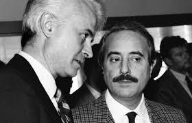 Giovanni Falcone in una storica foto con Giancarlo Caselli (politica.nanopress.it)