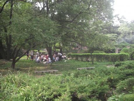 Un gruppo di persone che fa il picnic nel parco di Moranbong, Pyongyang