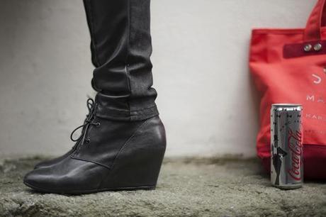 Red bag Marc Jacobs for Coca-Cola light smilingischic, fashion blog, outfit natalizio, dressing for work , street style,, dettaglio scarpe Wonders, Smilingischic_Marc_Jacobs_CocaCola-1008