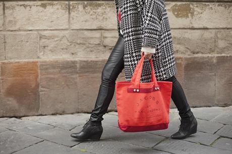 Red bag Marc Jacobs for Coca-Cola light smilingischic, fashion blog, outfit natalizio, dressing for work , street style, dettaglio borsa Marc Jacobs, Smilingischic_Marc_Jacobs_CocaCola-1005