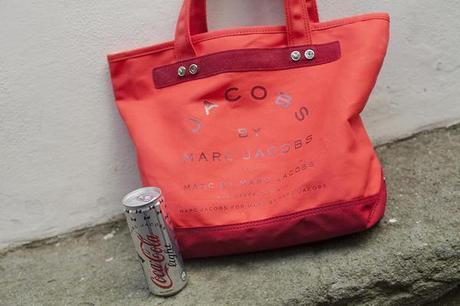 Red bag Marc Jacobs for Coca-Cola light smilingischic, fashion blog, outfit natalizio, dressing for work , street style, dettaglio borsa, Smilingischic_Marc_Jacobs_CocaCola-1006