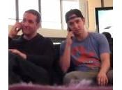 Parlano cellulare, comico finge essere l’interlocutore (Video)