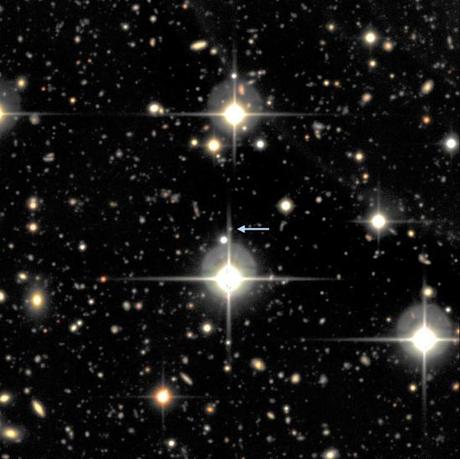Una piccola porzione della Supernova Legacy Survey. Si vede SNLS-06D4eu e la sua galassia ospite (freccia): sono così distanti che entrambi sono un minuscolo punto di luce che non può essere chiaramente differenziato in questa immagine. I grandi oggetti luminosi, con punte sono stelle nella nostra galassia. Ogni altro punto di luce è una galassia lontana. (Crediti: Immagine per gentile concessione della University of California - Santa Barbara)