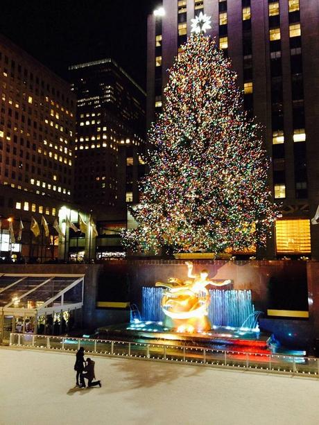 Dichiarazione d'amore al Rockfeller Center: la foto diventa virale