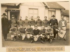 La squadra del Paulistano che batte 3-1 lo Stade Français. Friedenreich è il secondo accosciato da sinistra 