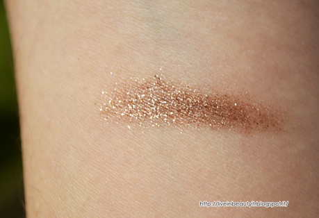 Chanel, Illusion D'Ombre Eyeshadow (827 Initiation) - Review and swatches