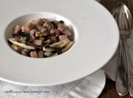 Cucina pop o rock? No, rap! Con i cavatelli Senatore Cappelli e la dadolata di Prosciutto Mondosnello, radicchio Tardivo di Treviso e le noci salvacuore Cucina pop o rock? No, rap! Con i cavatelli Senatore Cappelli e la dadolata di Prosciutto Mondosnello, radicchio Tardivo di Treviso e le noci salvacuore
