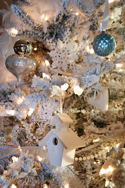 white-christmas-tree-decor