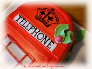 Torta a forma di cabina telefonica Londinese