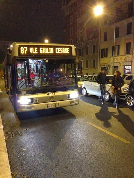 Presidio della Municipale non sufficiente. E a Via Albalonga riprendono
le serate di assoluto delirio: bus Atac deviati, autisti disperati
pronti a testimoniare