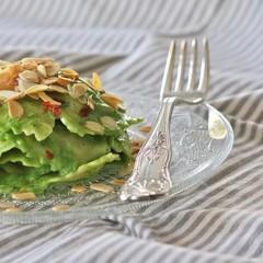 ravioloni-ricotta-e-spinaci-con-crema-di-broccoli-piccante-e-mandorle