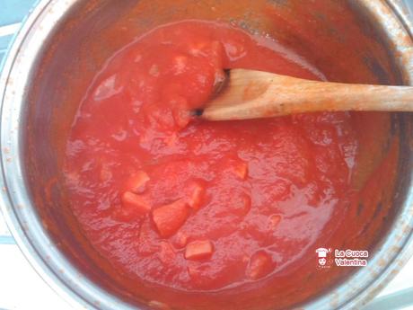 salsa di pomodoro e wurstel