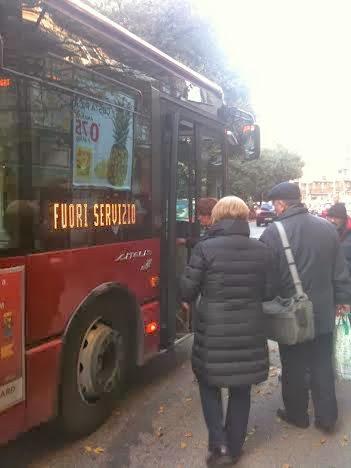 L'autobus non passa per un'ora e un quarto e i cittadini bloccano la strada requisendo un bus 'fuori servizio'. La storia di Via Grimaldi raccontata da una testimone