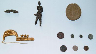 Archeologia: trovati bronzetti nuragici e oro nell'auto di un operaio.