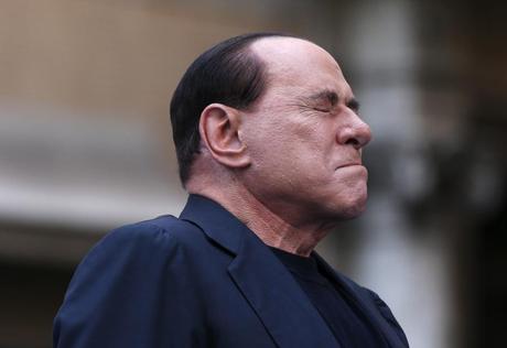  27 novembre. Silvio Berlusconi, 76 anni, saluta i suoi sostenitori durante una manifestazione a Roma. Nello stesso momento in Senato viene votata la sua decadenza dalla carica di senatore a causa della condanna nel «processo Mediaset». Il leader di Forza Italia cessa di essere parlamentare dopo quasi vent’anni di presenza ininterrotta nelle due Camere (Afp/Monaldo)27 novembre. Silvio Berlusconi, 76 anni, saluta i suoi sostenitori durante una manifestazione a Roma. Nello stesso momento in Senato viene votata la sua decadenza dalla carica di senatore a causa della condanna nel «processo Mediaset». Il leader di Forza Italia cessa di essere parlamentare dopo quasi vent’anni di presenza ininterrotta nelle due Camere (Afp/Monaldo)