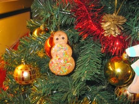 Tartufi al gianduia e cognac e i biscotti sull'albero di Natale