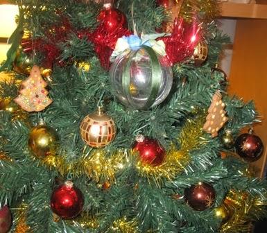 Tartufi al gianduia e cognac e i biscotti sull'albero di Natale