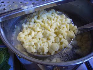 Käsespätzle mit Röstzwiebeln - gli gnocchetti bavaresi con formaggio e cipolle fritte