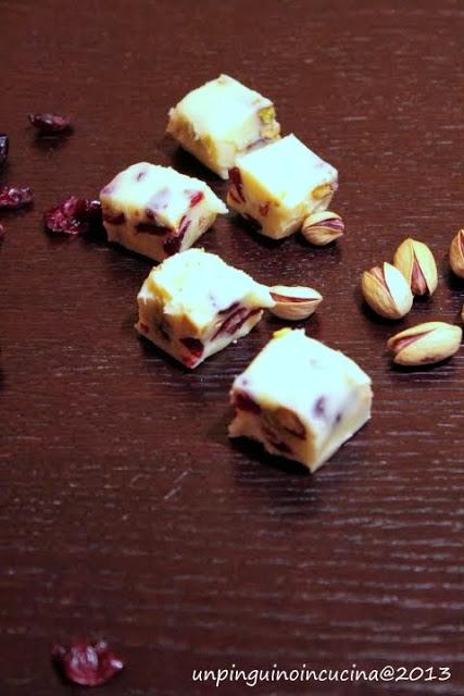 Fudge bianco con pistacchi e cranberry disidratati