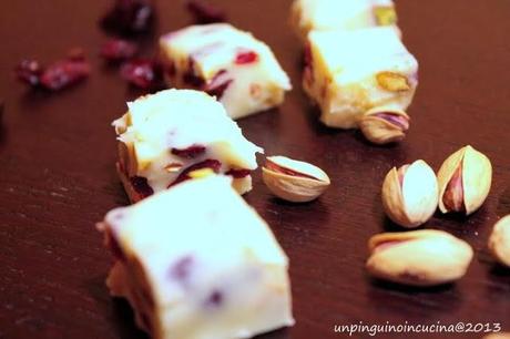 Fudge bianco con pistacchi e cranberry disidratati