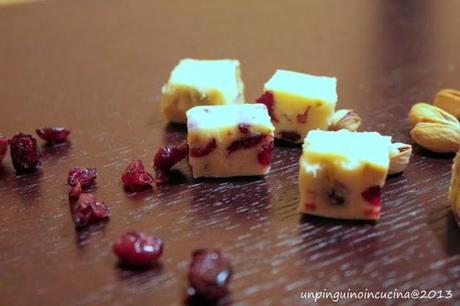 Fudge bianco con pistacchi e cranberry disidratati