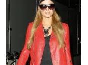 Paris Hilton giacca pelle rossa all’aeroporto (foto)