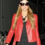 Paris Hilton in giacca di pelle rossa all’aeroporto (foto)