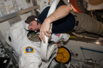 L'astronauta Mike Hopkins con la tuta della sua prima passeggiata nello spazio. Crediti: NASA