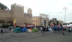 La manifestazione del Movimento Pro-Casa di Roma, tende a Porta Pia (italianopercaso.it)