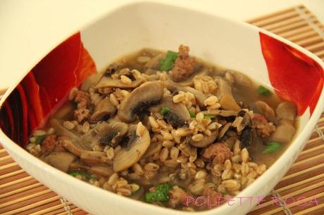 Zuppa di farro con funghi e salsiccia e Cibo invernale