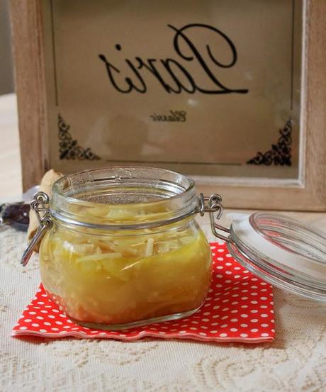 Minestra di spaghettoni con patate e cipolle al profumo di bottarga.