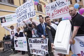 Alcuni manifestanti pro cura con il 