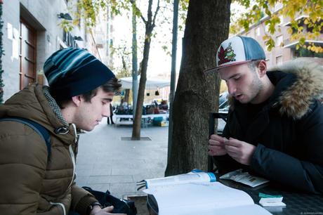 Studenti in Viale XXI Aprile, beanie vs baseball cap.