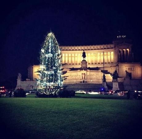 Uno scopino da gabinetto al posto dell'albero di Natale di Piazza Venezia. A Roma quest'anno ci si vergogna pure degli addobbi natalizi