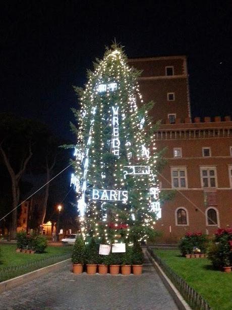 Uno scopino da gabinetto al posto dell'albero di Natale di Piazza Venezia. A Roma quest'anno ci si vergogna pure degli addobbi natalizi