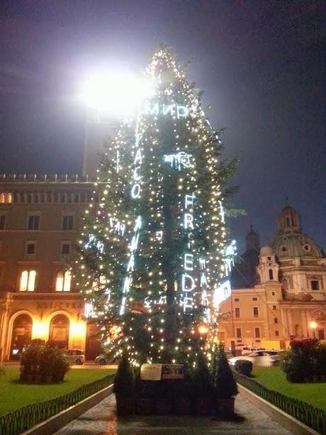 Uno scopino da gabinetto al posto dell'albero di Natale di Piazza Venezia. A Roma quest'anno ci si vergogna pure degli addobbi natalizi