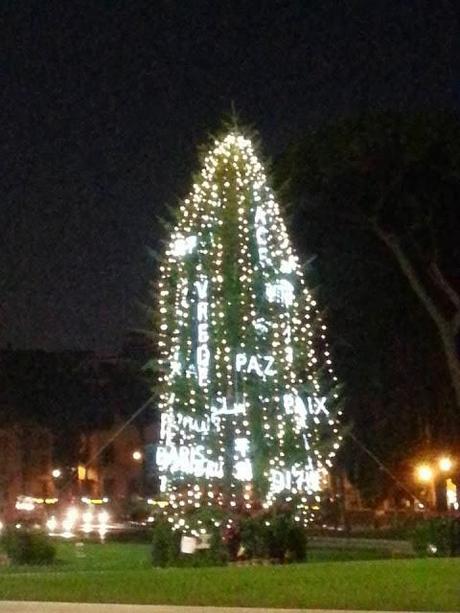 Uno scopino da gabinetto al posto dell'albero di Natale di Piazza Venezia. A Roma quest'anno ci si vergogna pure degli addobbi natalizi