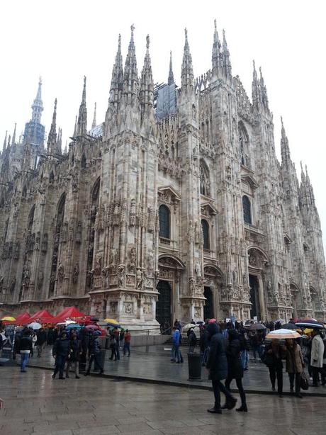 Duomo circondato dalle bancarelle