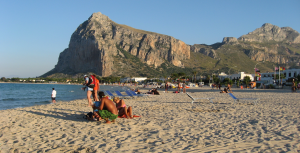 La spiaggia di Mondello, in provincia di Palermo (calcarea.wordpress.com)