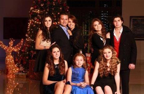 La Primera Dama Angélica Rivera e la sua famiglia allargata augurano Buon Natale da Facebook