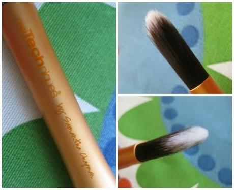 REAL TECHNIQUES, ANGLED FOUNDATION BRUSH [pennello per fondotinta angolato]