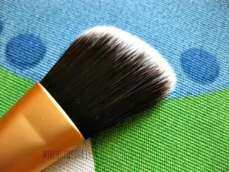 REAL TECHNIQUES, ANGLED FOUNDATION BRUSH [pennello per fondotinta angolato]