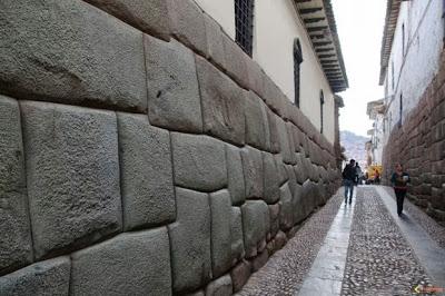 Gli antichi peruviani sapevano ammorbidire la roccia? Il mistero di Sacsayhuamán