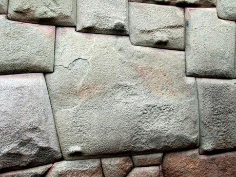 Gli antichi peruviani sapevano ammorbidire la roccia? Il mistero di Sacsayhuamán