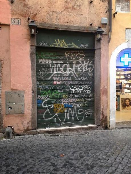 Trenta foto per imparare cos'è oggi, veramente, Trastevere. Passeggiata di natale in un abisso di degrado