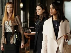 Scandal, una scena con Darby Stanchfield, Katie Lowes e Kerry Washington